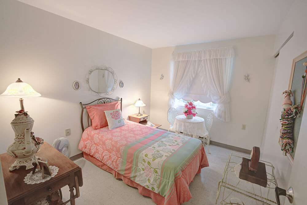 Chambre avec lit simple dans un logement 4 1/2 des immeubles Mercure-Giroux