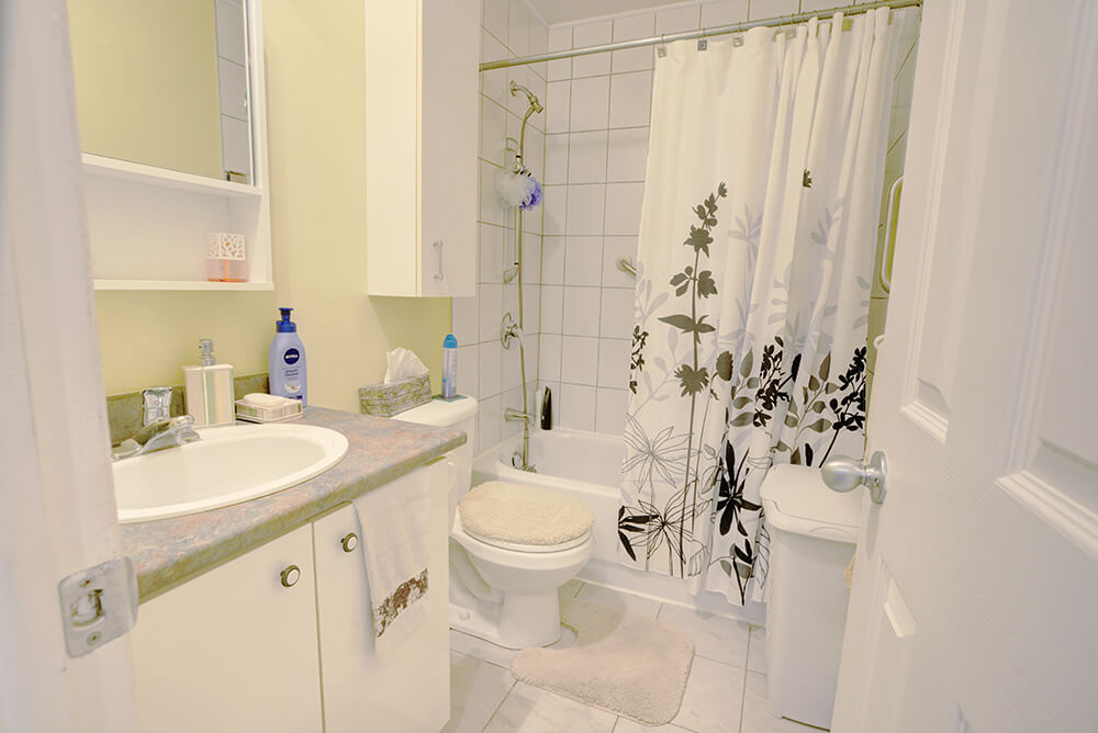 Salle de bain d'un logement 4 1/2 des résidences Melrose